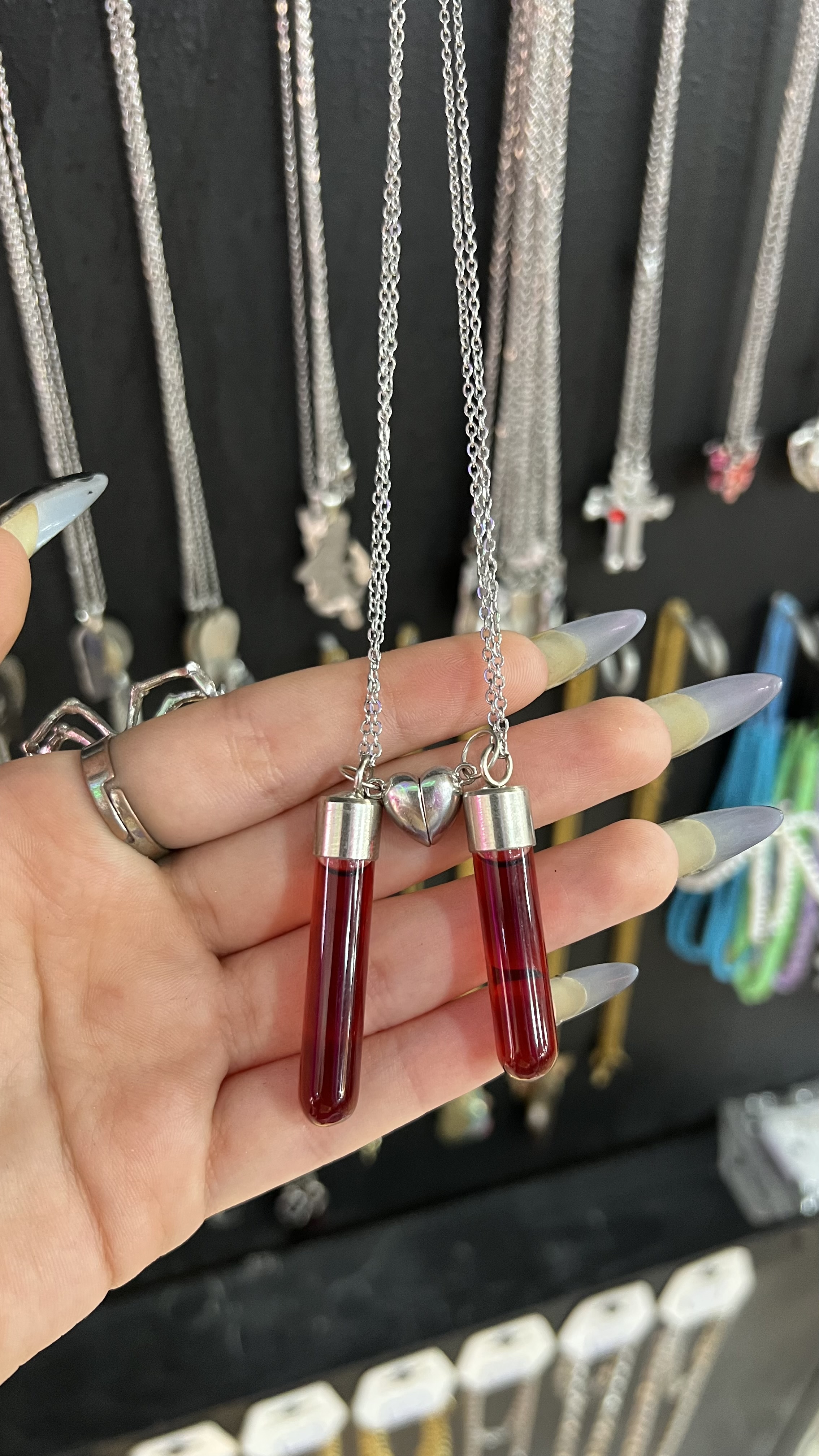 گردنبند شیشه خون