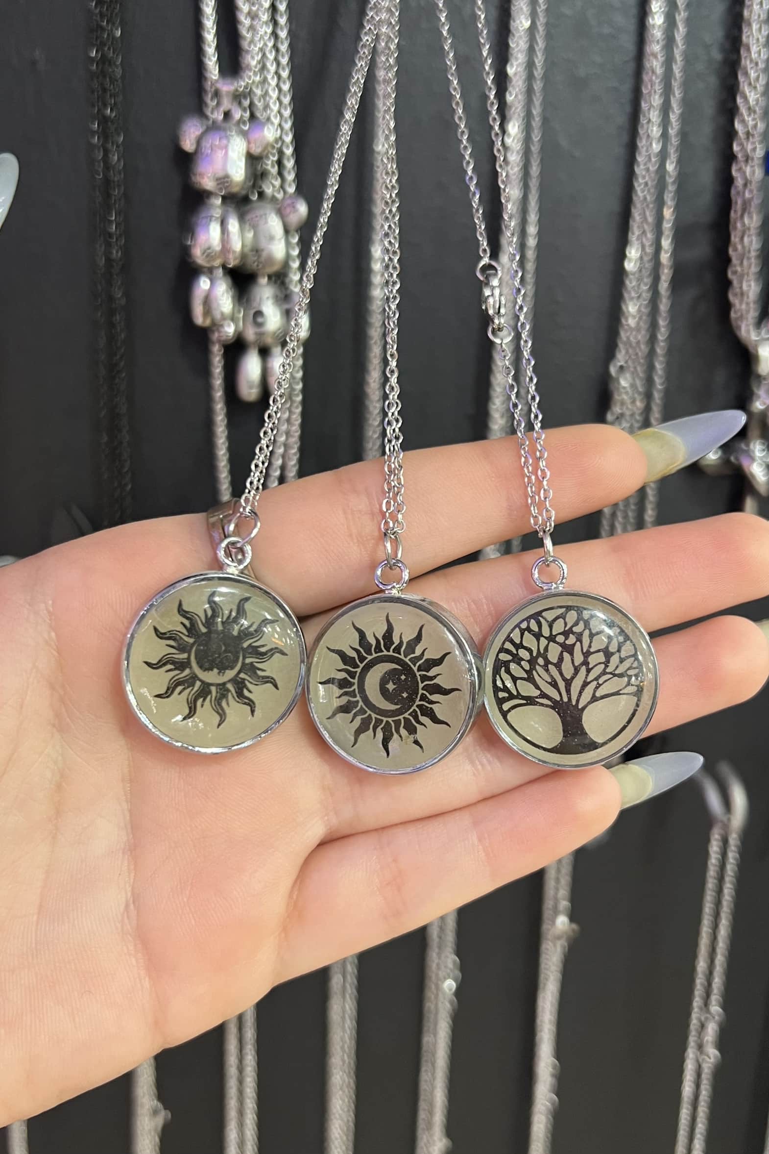 گردنبند شب تاب