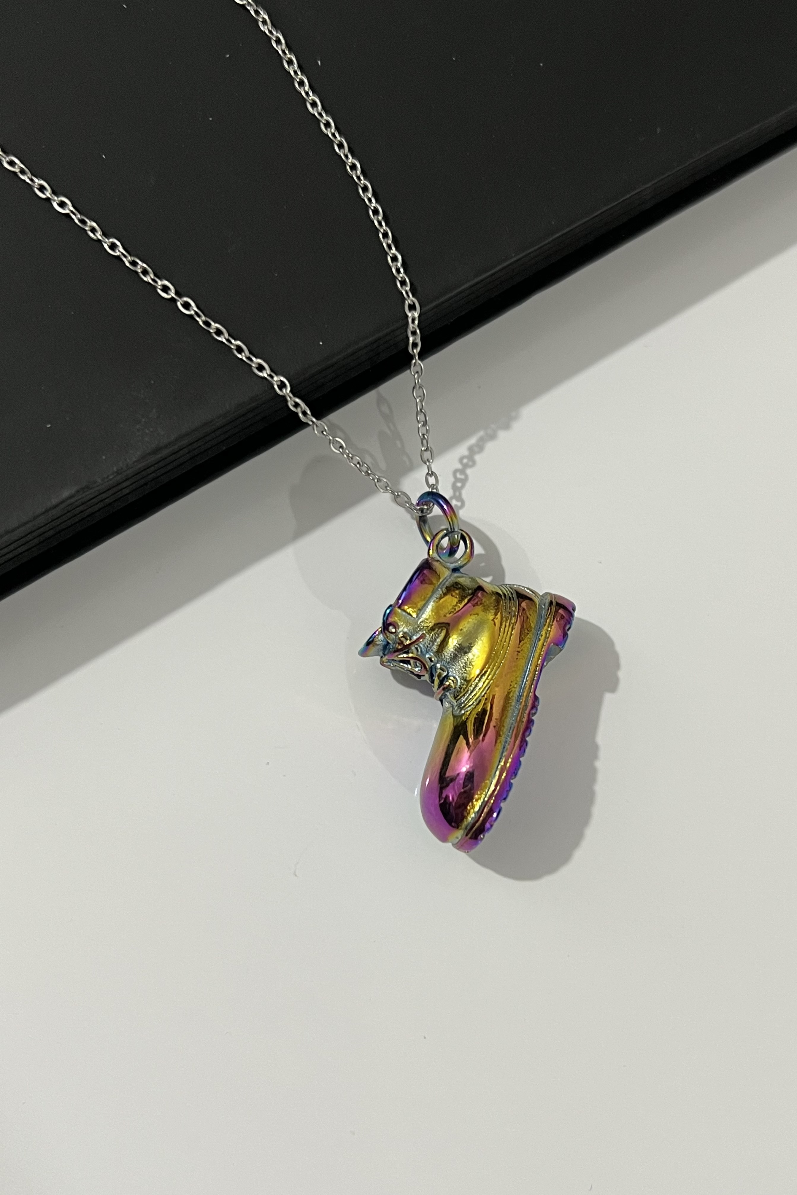 گردنبند کفش هولوگرامی